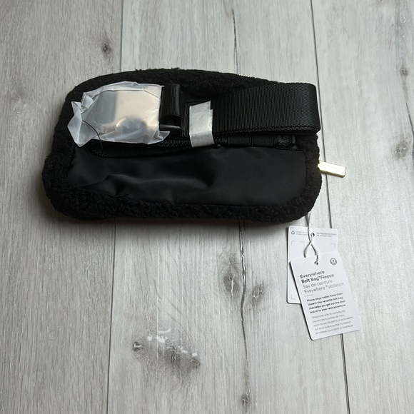 Lululemon Everywhere Fleece Belt Bag Black New‎ With Tags - Picture 4 of 5